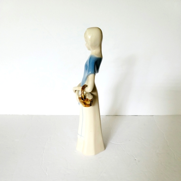 Porcelain figurine women with basket blue off white slender - Picture 6 of 7